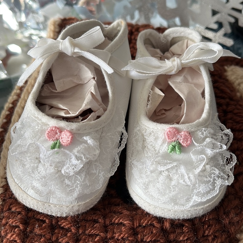 Vintage leather baby girls first shoes ❤️